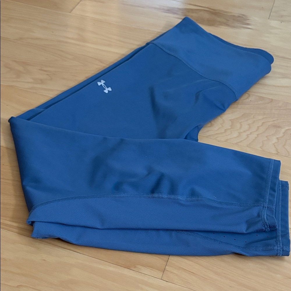 Women’s Under Armour ankle length workout leggings Size XL, blue/grey color